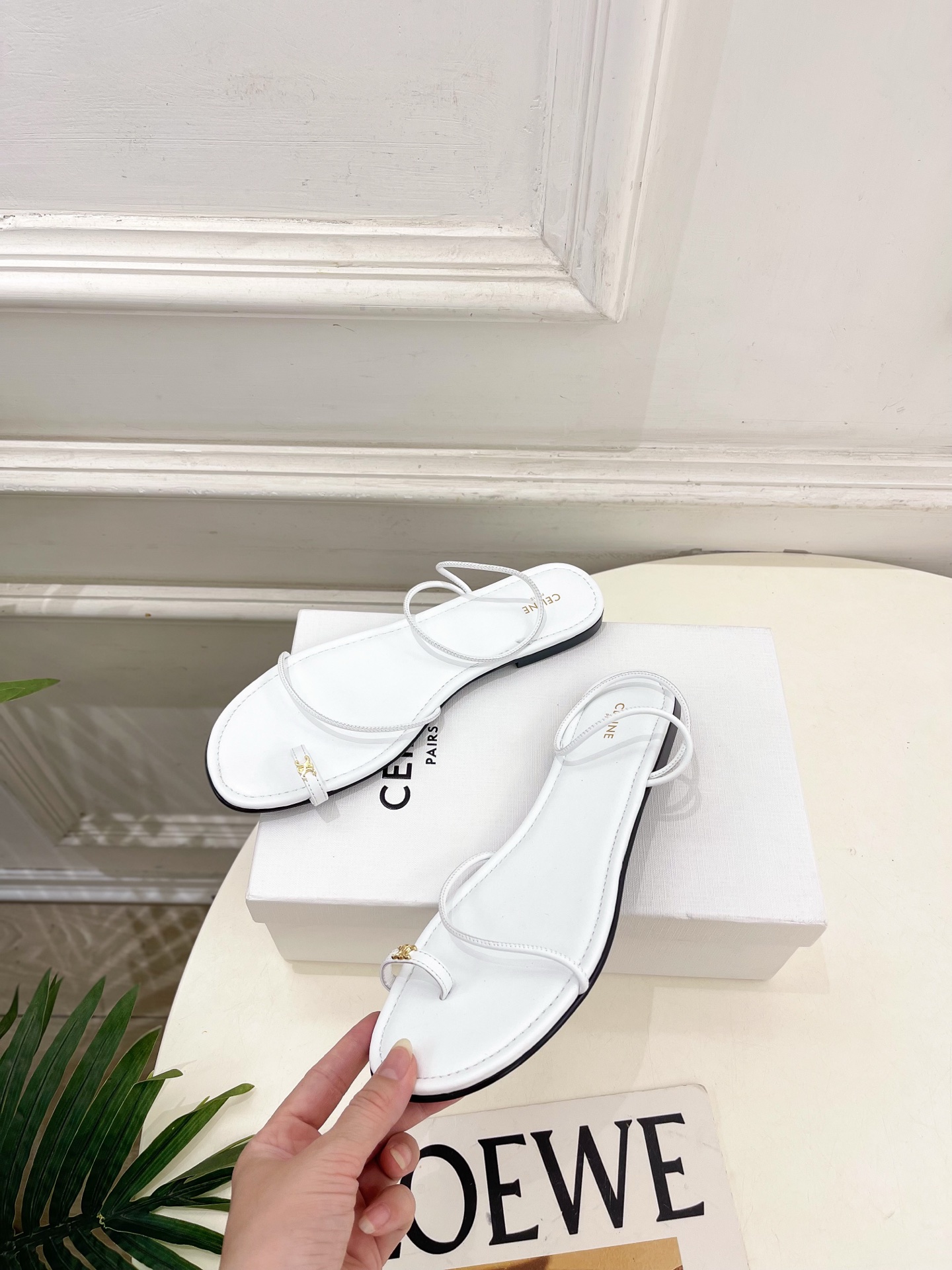 CELINE  | 赛琳  26𝐬𝐬 💛2026春夏最新爆款 凯旋门细带夹趾平底凉鞋 系列上新！🔜 BS