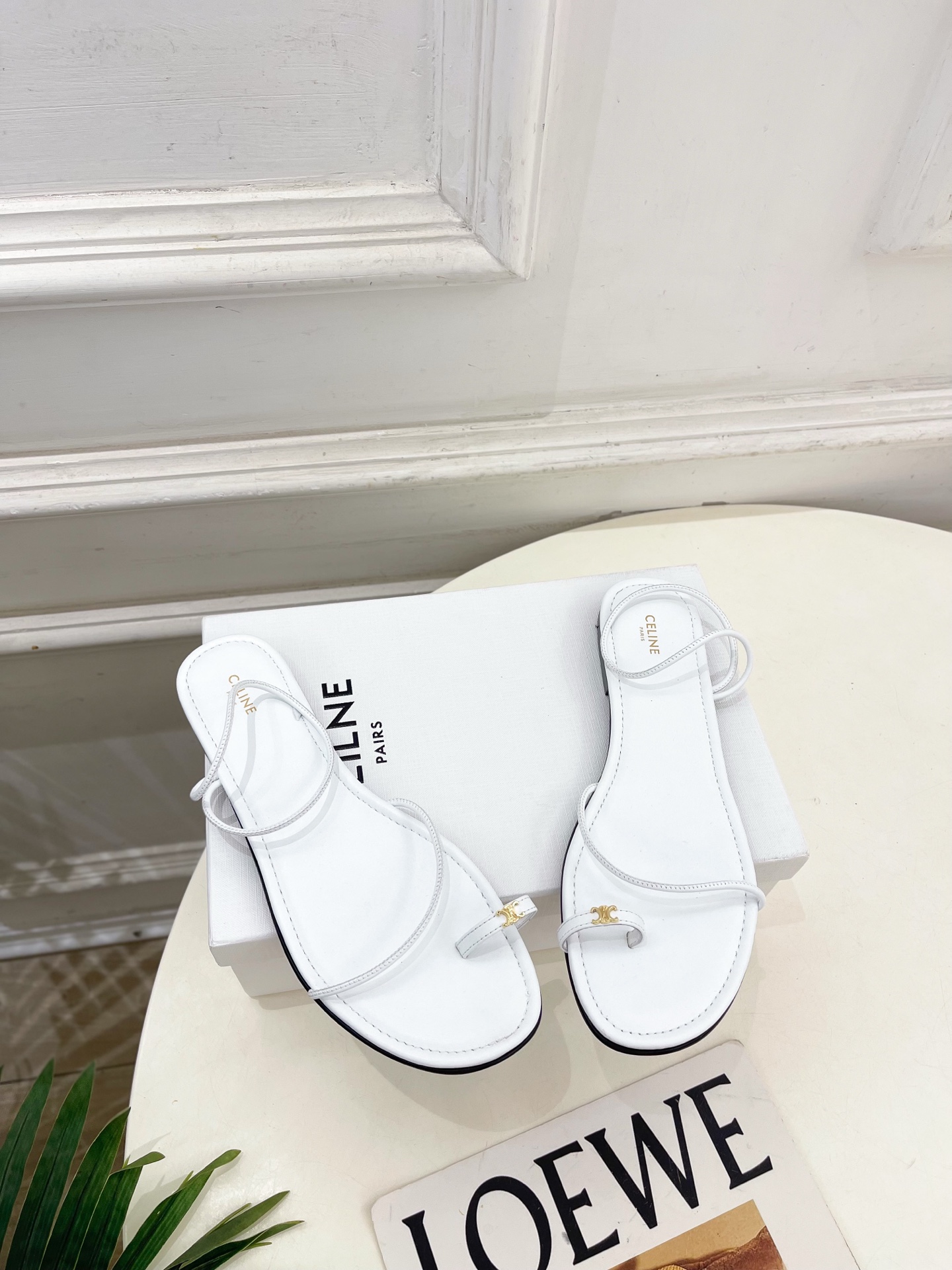 CELINE  | 赛琳  26𝐬𝐬 💛2026春夏最新爆款 凯旋门细带夹趾平底凉鞋 系列上新！🔜 BS