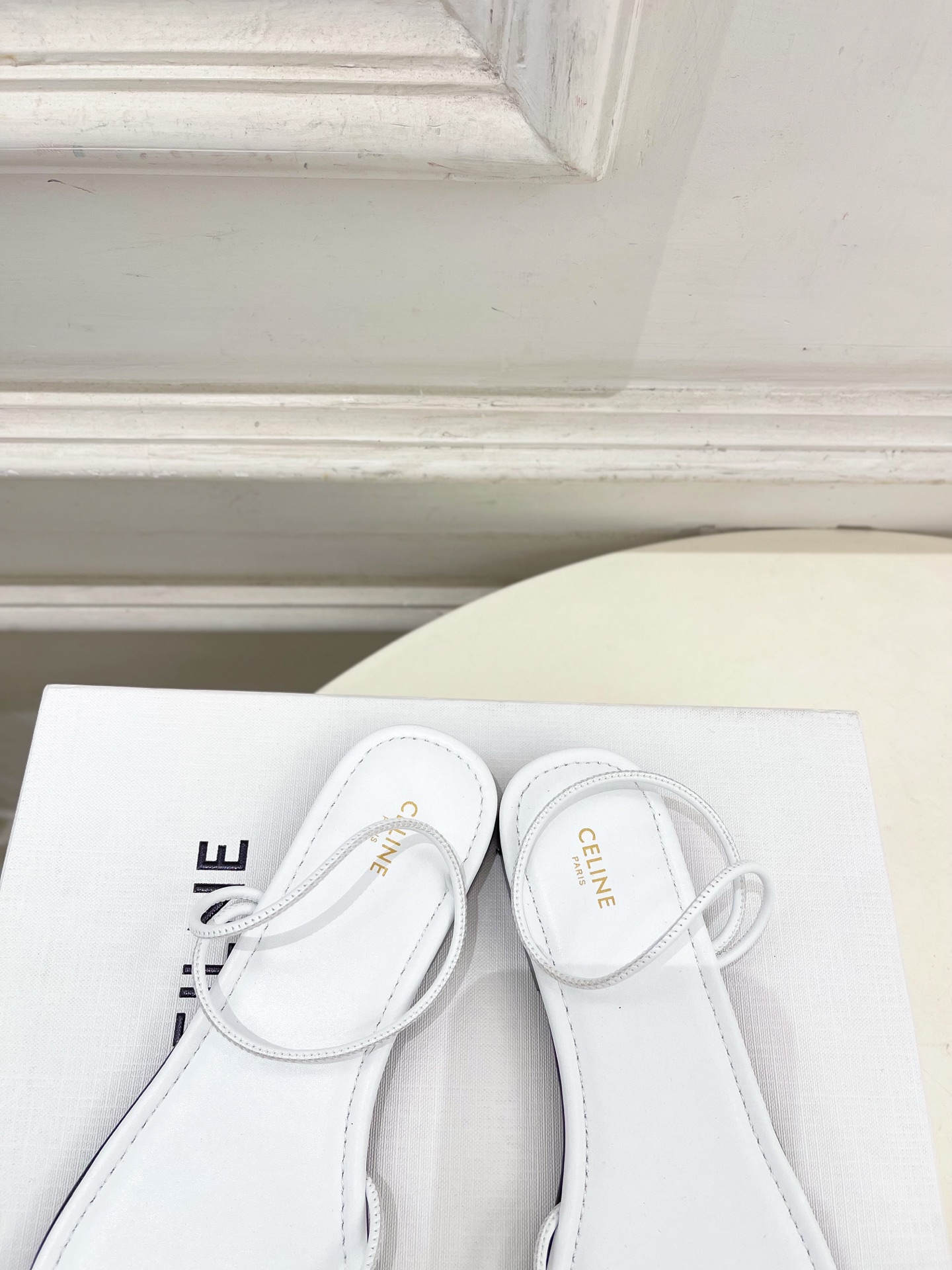 CELINE  | 赛琳  26𝐬𝐬 💛2026春夏最新爆款 凯旋门细带夹趾平底凉鞋 系列上新！🔜 BS