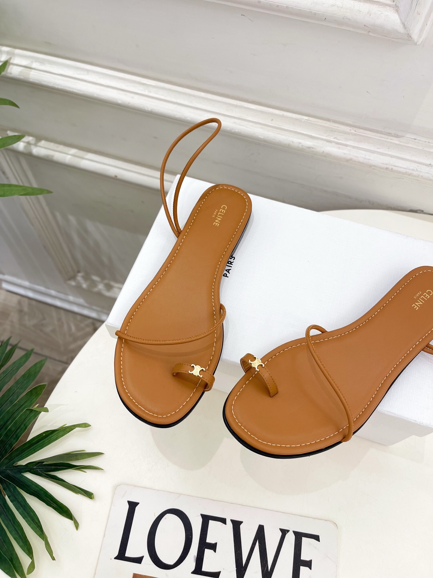 CELINE  | 赛琳  26𝐬𝐬 💛2026春夏最新爆款 凯旋门细带夹趾平底凉鞋 系列上新！🔜 BS