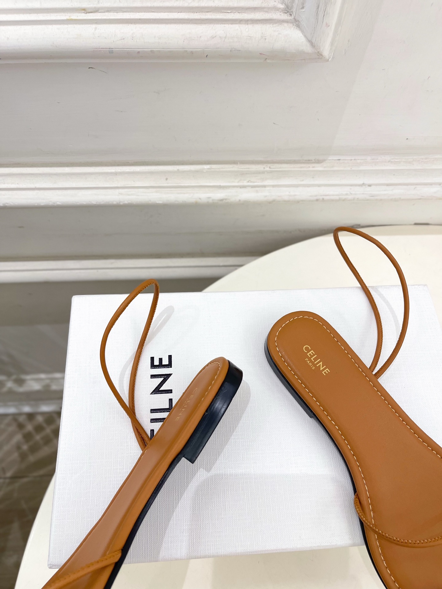 CELINE  | 赛琳  26𝐬𝐬 💛2026春夏最新爆款 凯旋门细带夹趾平底凉鞋 系列上新！🔜 BS