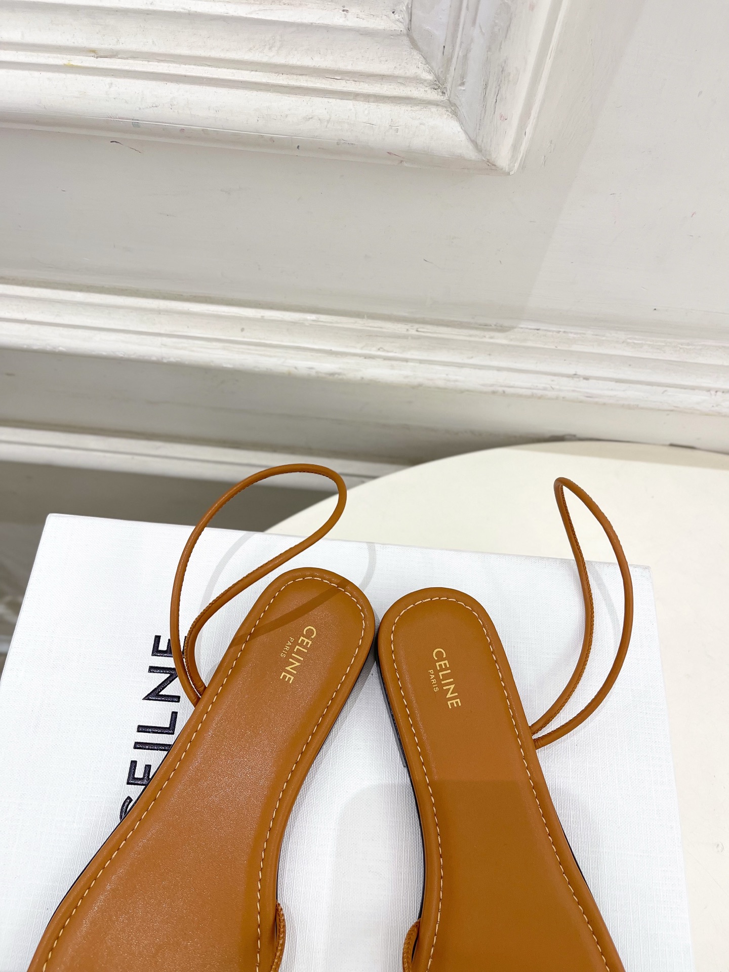 CELINE  | 赛琳  26𝐬𝐬 💛2026春夏最新爆款 凯旋门细带夹趾平底凉鞋 系列上新！🔜 BS