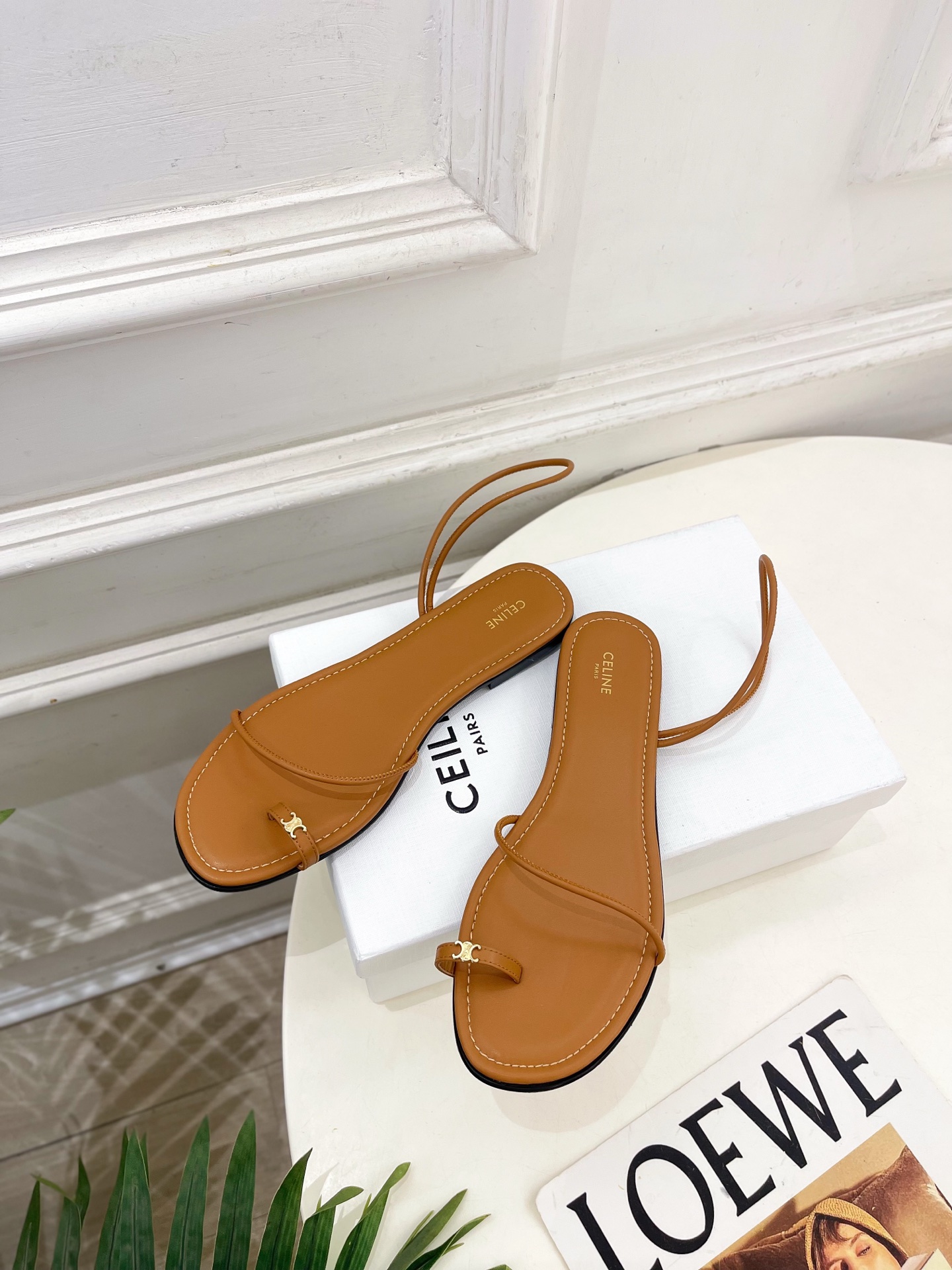 CELINE  | 赛琳  26𝐬𝐬 💛2026春夏最新爆款 凯旋门细带夹趾平底凉鞋 系列上新！🔜 BS