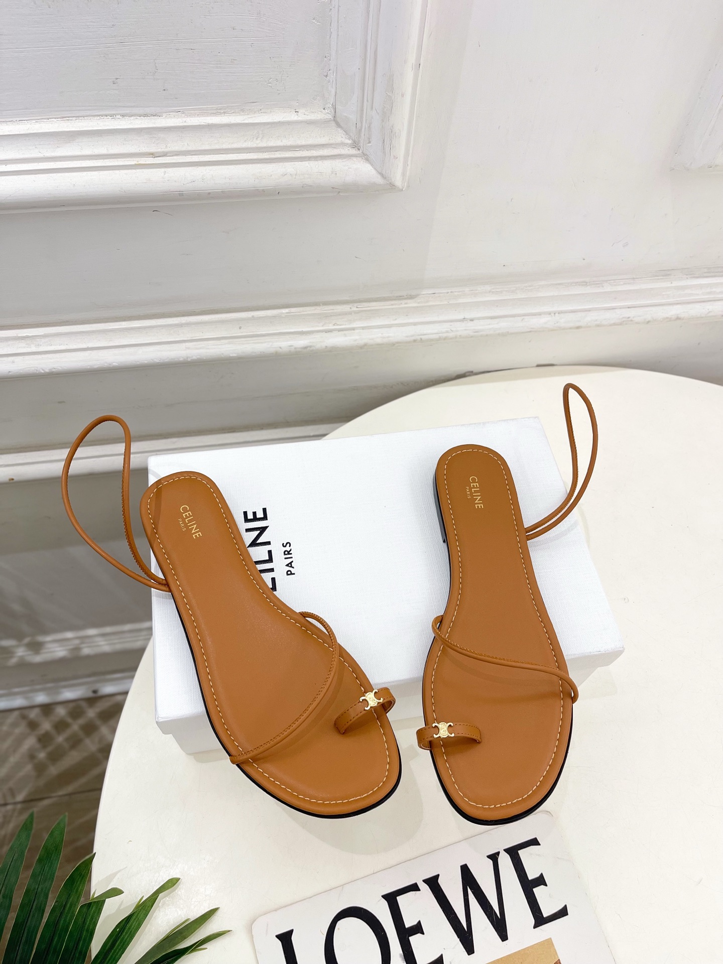 CELINE  | 赛琳  26𝐬𝐬 💛2026春夏最新爆款 凯旋门细带夹趾平底凉鞋 系列上新！🔜 BS