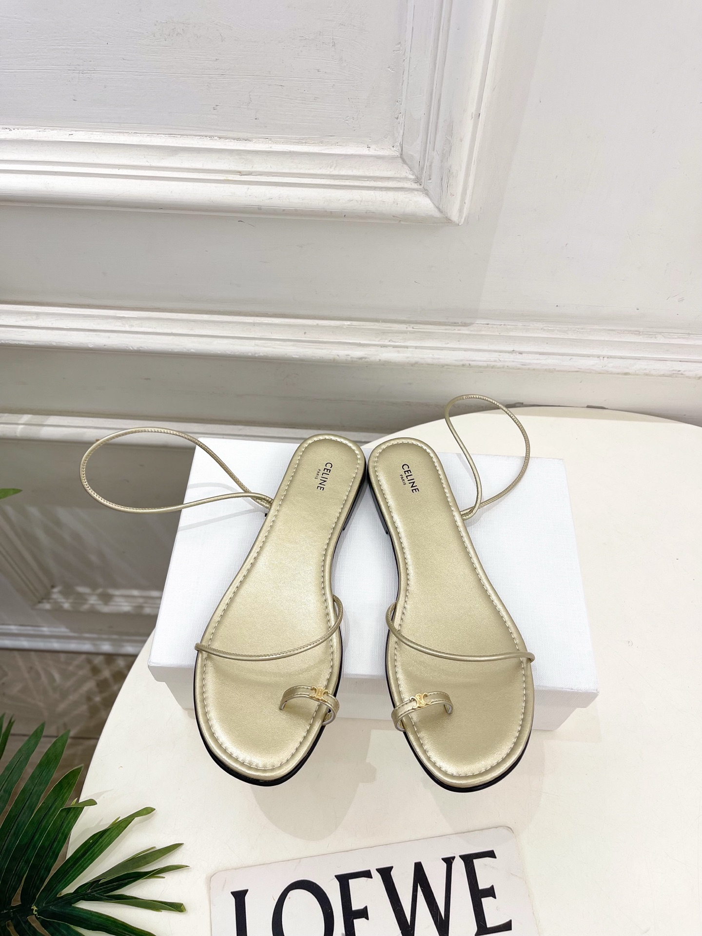 CELINE  | 赛琳  26𝐬𝐬 💛2026春夏最新爆款 凯旋门细带夹趾平底凉鞋 系列上新！🔜 BS