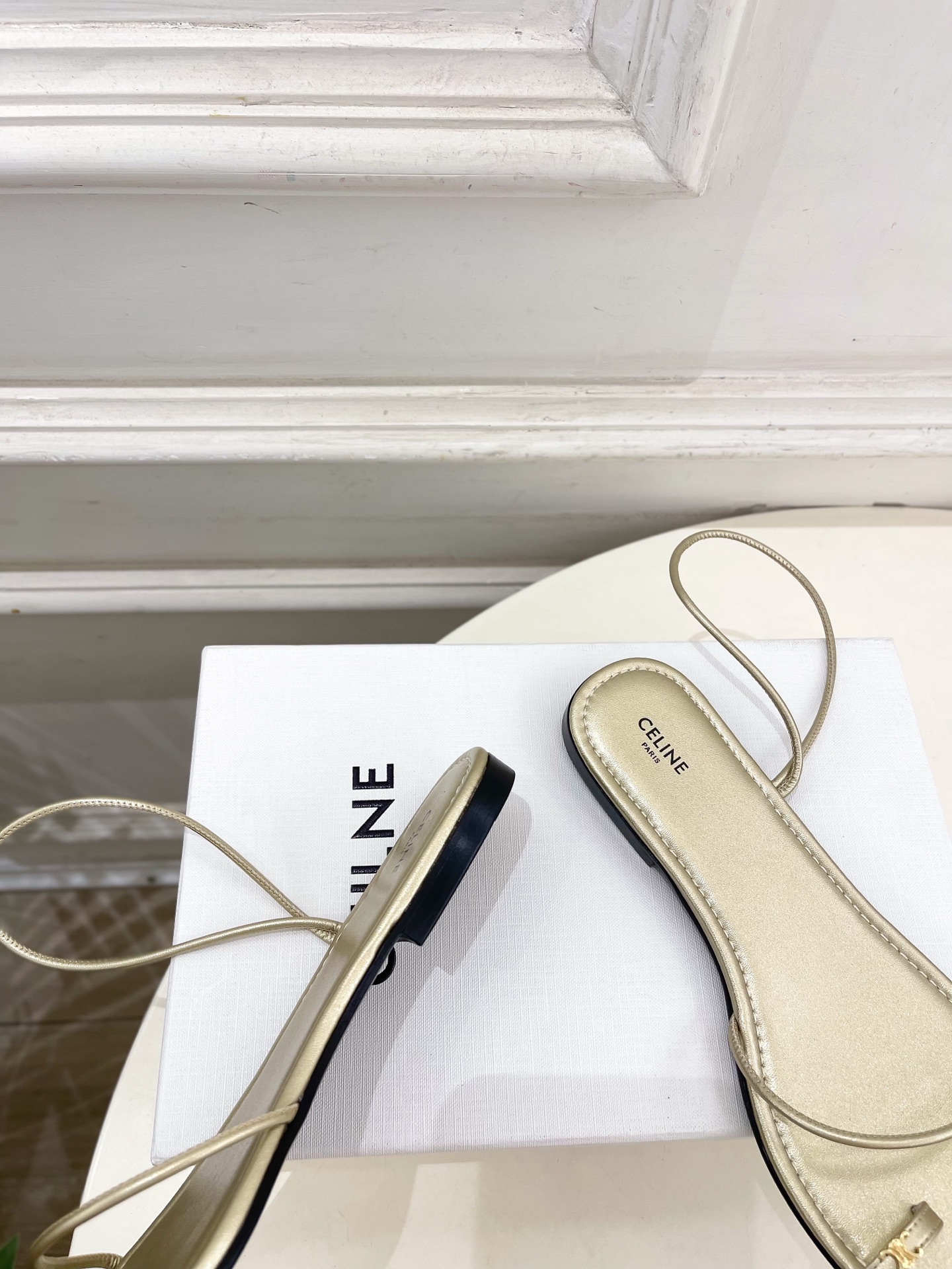 CELINE  | 赛琳  26𝐬𝐬 💛2026春夏最新爆款 凯旋门细带夹趾平底凉鞋 系列上新！🔜 BS