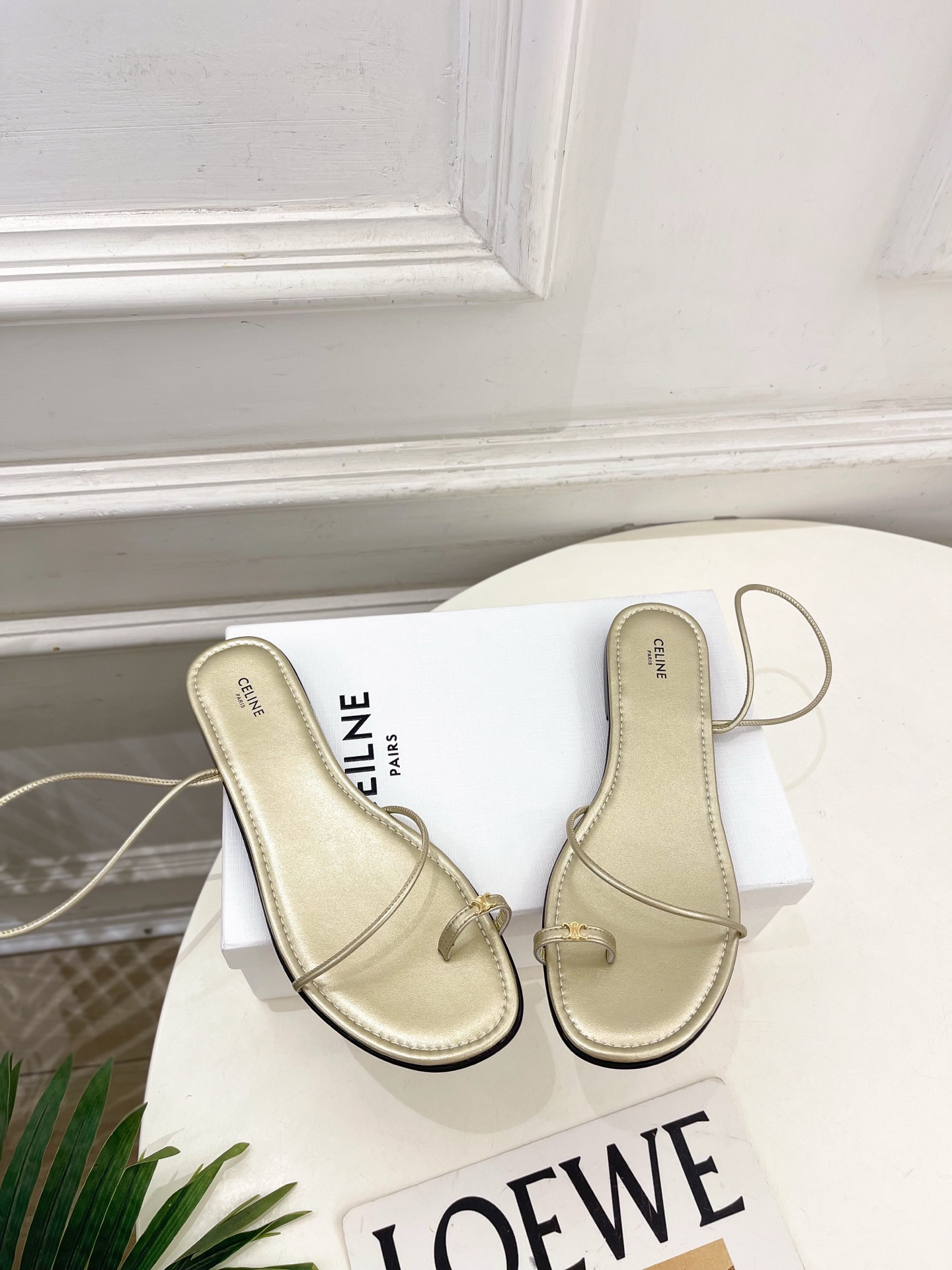 CELINE  | 赛琳  26𝐬𝐬 💛2026春夏最新爆款 凯旋门细带夹趾平底凉鞋 系列上新！🔜 BS