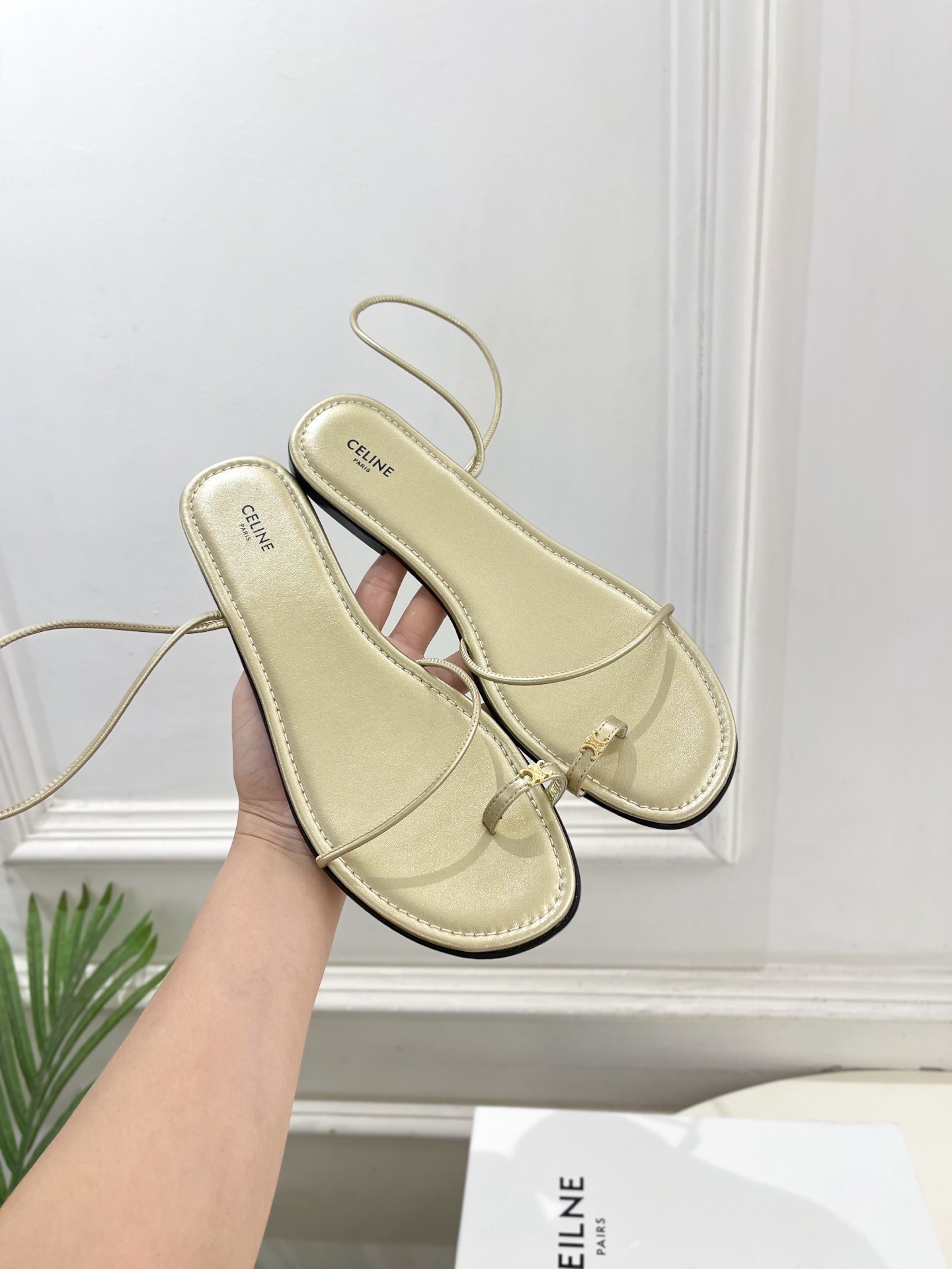CELINE  | 赛琳  26𝐬𝐬 💛2026春夏最新爆款 凯旋门细带夹趾平底凉鞋 系列上新！🔜 BS