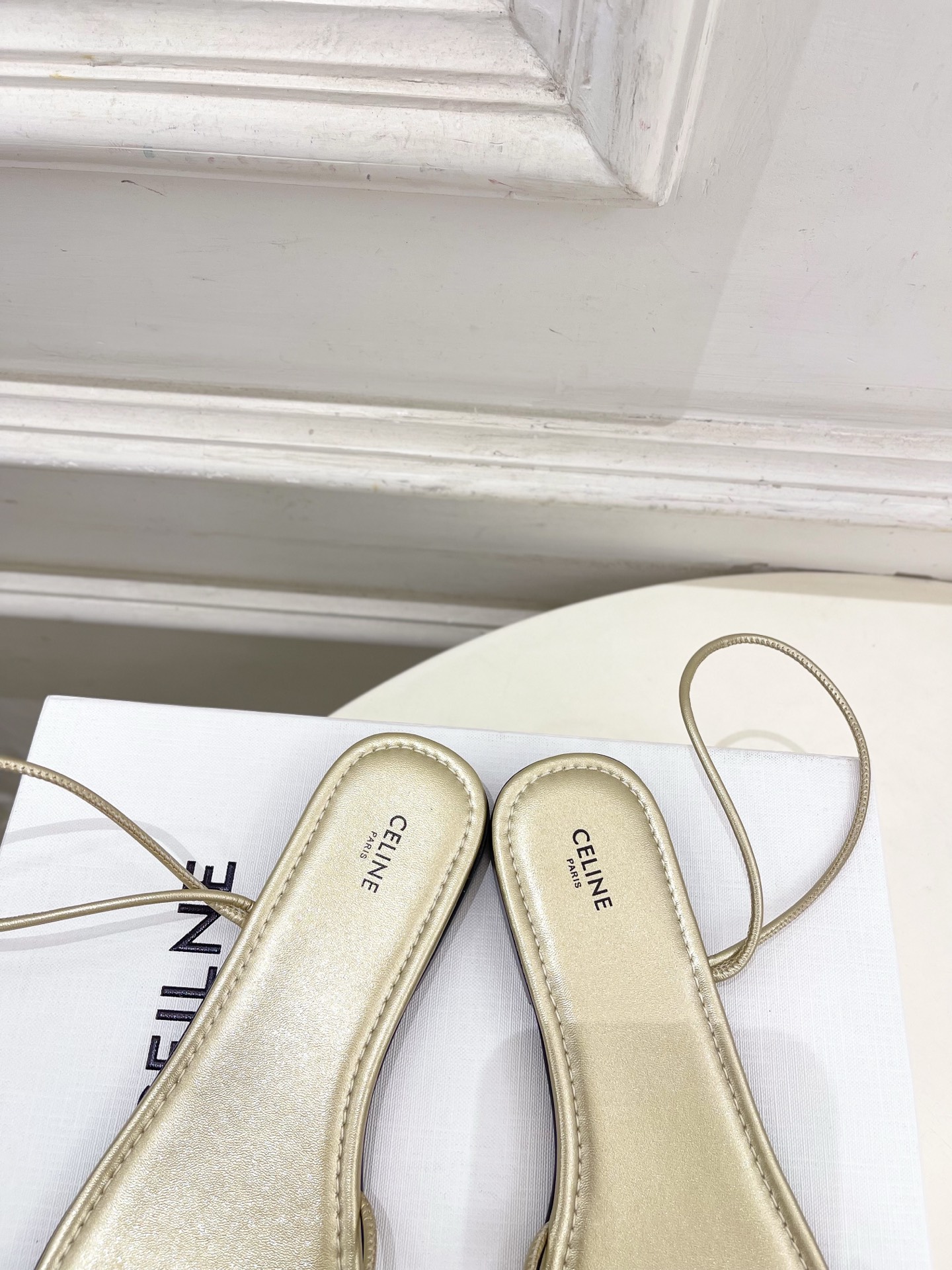 CELINE  | 赛琳  26𝐬𝐬 💛2026春夏最新爆款 凯旋门细带夹趾平底凉鞋 系列上新！🔜 BS