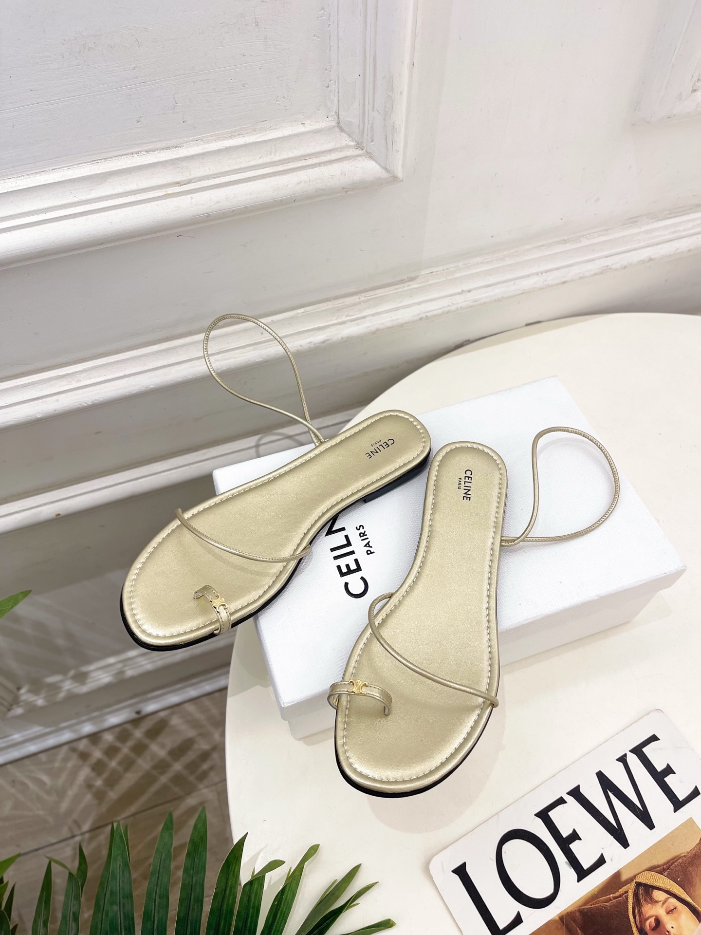 CELINE  | 赛琳  26𝐬𝐬 💛2026春夏最新爆款 凯旋门细带夹趾平底凉鞋 系列上新！🔜 BS