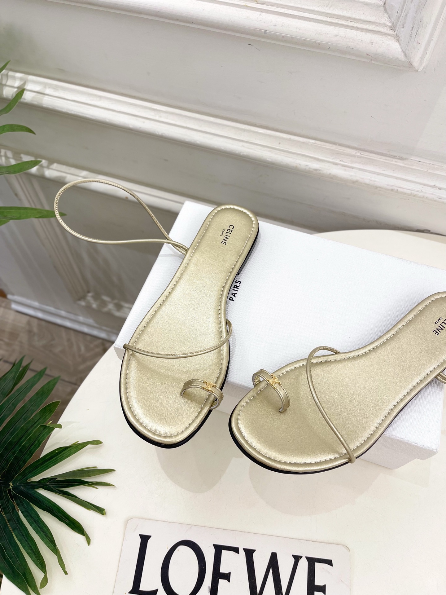 CELINE  | 赛琳  26𝐬𝐬 💛2026春夏最新爆款 凯旋门细带夹趾平底凉鞋 系列上新！🔜 BS
