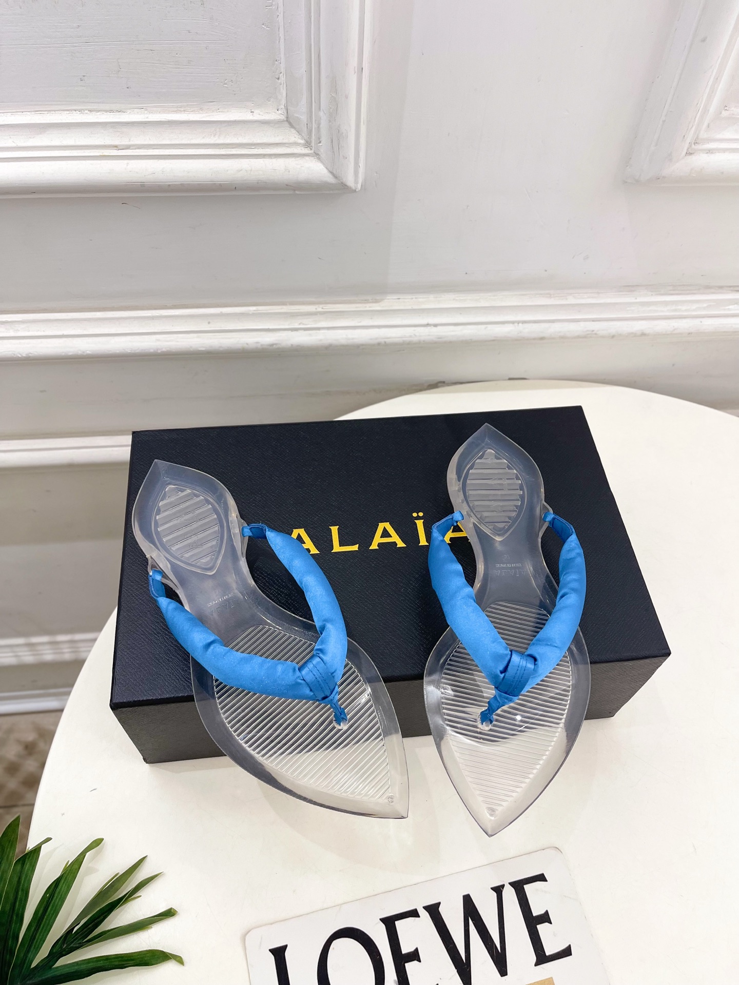 ALAÏA 阿莱亚26𝐬𝐬 2026春夏新品 秀场同款 最新果冻透明底夹胶人字拖鞋—————————A ALAÏA 阿莱亚26𝐬𝐬 2026春夏新品 秀场同款 最新果冻透明底夹胶人字拖鞋—————————A