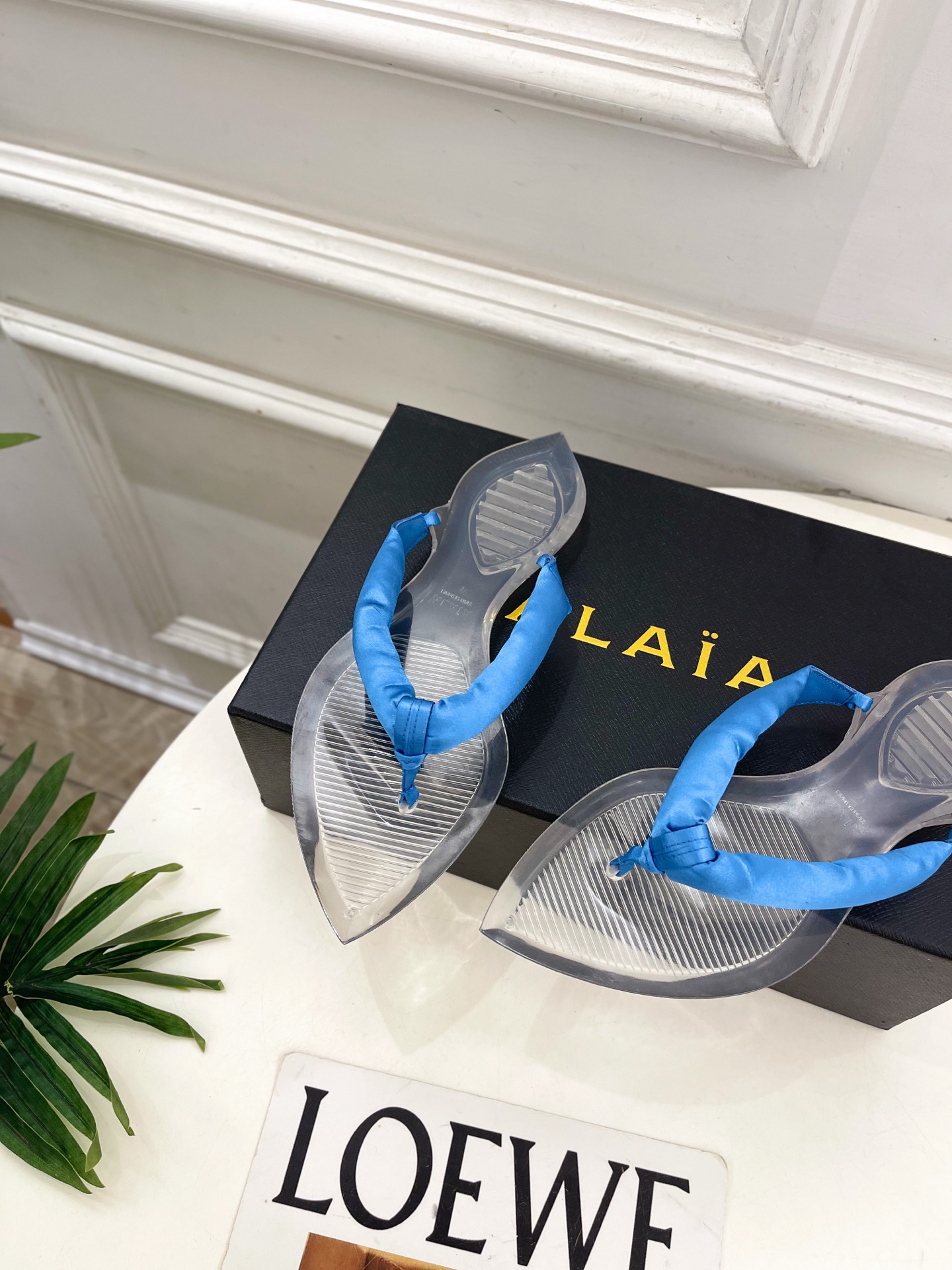 ALAÏA 阿莱亚26𝐬𝐬 2026春夏新品 秀场同款 最新果冻透明底夹胶人字拖鞋—————————A ALAÏA 阿莱亚26𝐬𝐬 2026春夏新品 秀场同款 最新果冻透明底夹胶人字拖鞋—————————A