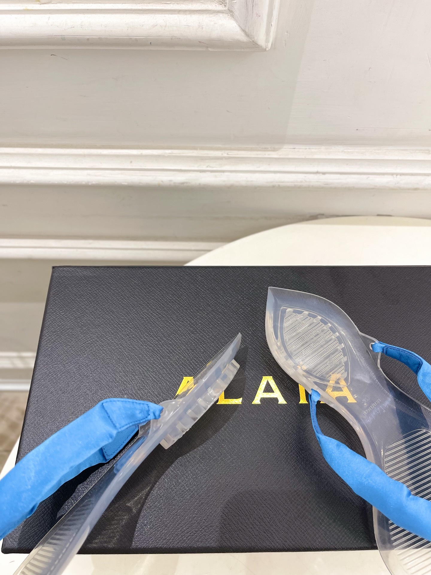 ALAÏA 阿莱亚26𝐬𝐬 2026春夏新品 秀场同款 最新果冻透明底夹胶人字拖鞋—————————A ALAÏA 阿莱亚26𝐬𝐬 2026春夏新品 秀场同款 最新果冻透明底夹胶人字拖鞋—————————A