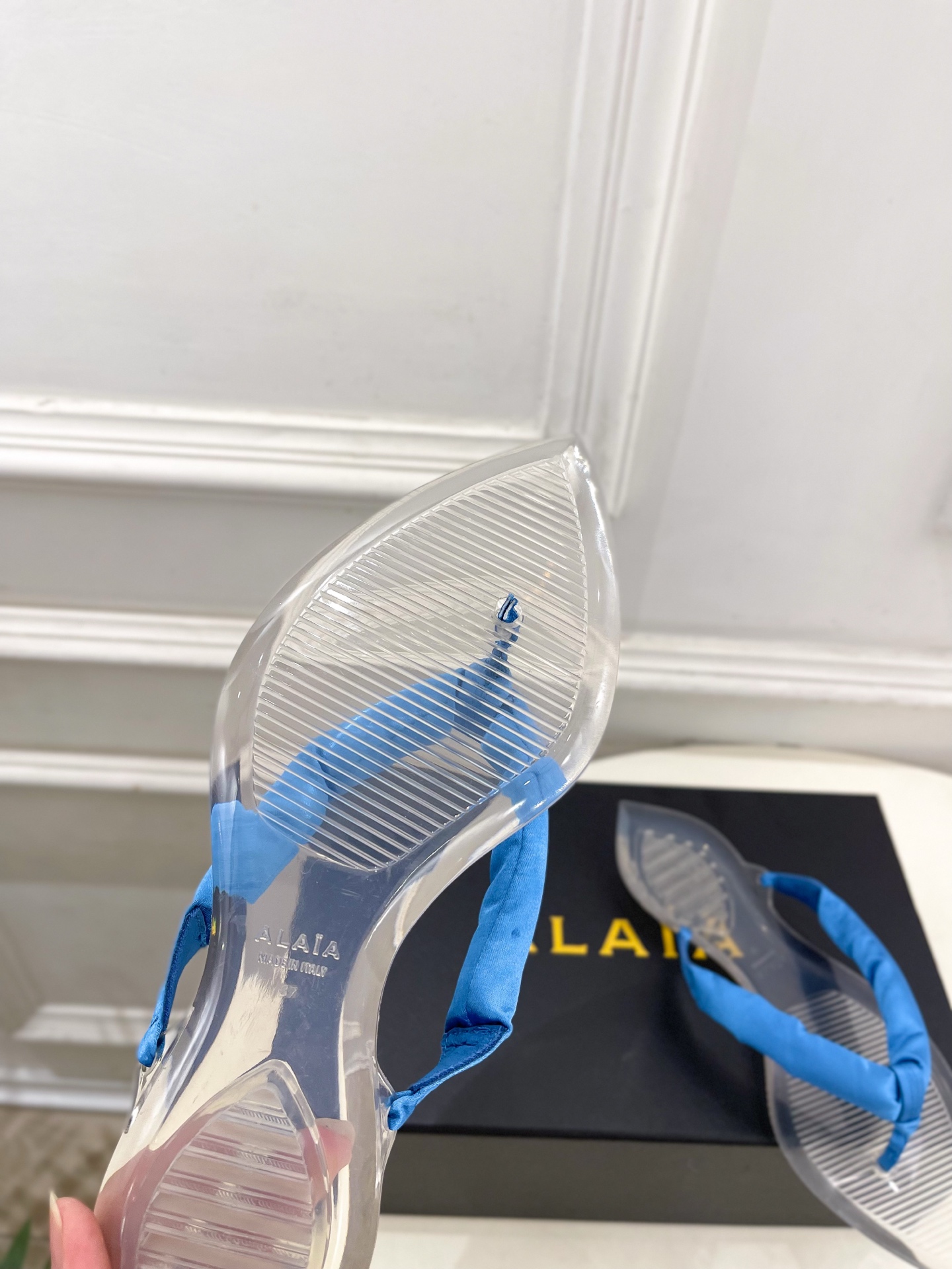 ALAÏA 阿莱亚26𝐬𝐬 2026春夏新品 秀场同款 最新果冻透明底夹胶人字拖鞋—————————A ALAÏA 阿莱亚26𝐬𝐬 2026春夏新品 秀场同款 最新果冻透明底夹胶人字拖鞋—————————A