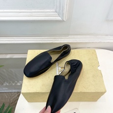 The row 2026春夏新品 TR极简平底乐福鞋—————————作为这两年最受欢迎的设计师牌,设计 The row 2026春夏新品 TR极简平底乐福鞋—————————作为这两年最受欢迎的设计师牌,设计