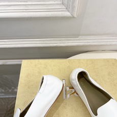 The row 2026春夏新品 TR极简平底乐福鞋—————————作为这两年最受欢迎的设计师牌,设计 The row 2026春夏新品 TR极简平底乐福鞋—————————作为这两年最受欢迎的设计师牌,设计