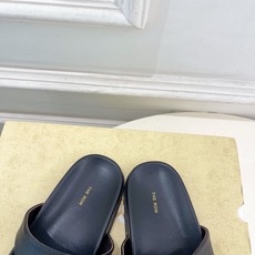 The row 2026春夏新品 TR极简休闲夹趾拖鞋—————————作为这两年最受欢迎的设计师牌,设 The row 2026春夏新品 TR极简休闲夹趾拖鞋—————————作为这两年最受欢迎的设计师牌,设