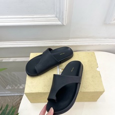 The row 2026春夏新品 TR极简休闲夹趾拖鞋—————————作为这两年最受欢迎的设计师牌,设 The row 2026春夏新品 TR极简休闲夹趾拖鞋—————————作为这两年最受欢迎的设计师牌,设