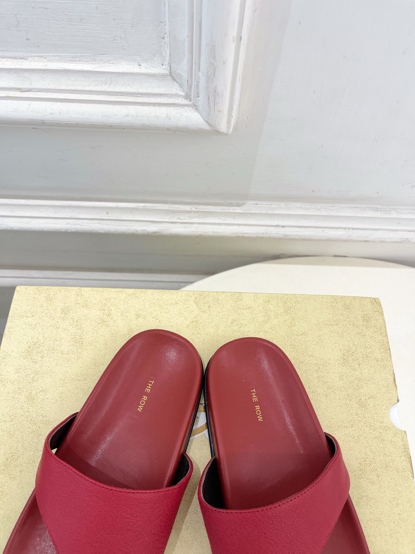 The row 2026春夏新品 TR极简休闲夹趾拖鞋—————————作为这两年最受欢迎的设计师牌，设