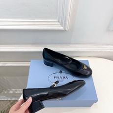 PRADA 普拉达 26𝐬𝐬 🌈2026春夏新品 专柜走秀款 三角标玛丽珍粗跟芭蕾鞋 系列〰鞋面:原版 PRADA 普拉达 26𝐬𝐬 🌈2026春夏新品 专柜走秀款 三角标玛丽珍粗跟芭蕾鞋 系列〰鞋面:原版