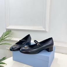 PRADA 普拉达 26𝐬𝐬 🌈2026春夏新品 专柜走秀款 三角标玛丽珍粗跟芭蕾鞋 系列〰鞋面:原版 PRADA 普拉达 26𝐬𝐬 🌈2026春夏新品 专柜走秀款 三角标玛丽珍粗跟芭蕾鞋 系列〰鞋面:原版