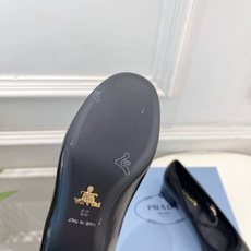 PRADA 普拉达 26𝐬𝐬 🌈2026春夏新品 专柜走秀款 三角标玛丽珍粗跟芭蕾鞋 系列〰鞋面:原版 PRADA 普拉达 26𝐬𝐬 🌈2026春夏新品 专柜走秀款 三角标玛丽珍粗跟芭蕾鞋 系列〰鞋面:原版