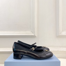 PRADA 普拉达 26𝐬𝐬 🌈2026春夏新品 专柜走秀款 三角标玛丽珍粗跟芭蕾鞋 系列〰鞋面:原版 PRADA 普拉达 26𝐬𝐬 🌈2026春夏新品 专柜走秀款 三角标玛丽珍粗跟芭蕾鞋 系列〰鞋面:原版