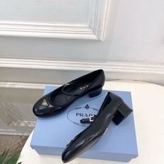 PRADA 普拉达 26𝐬𝐬 🌈2026春夏新品 专柜走秀款 三角标玛丽珍粗跟芭蕾鞋 系列〰鞋面:原版 PRADA 普拉达 26𝐬𝐬 🌈2026春夏新品 专柜走秀款 三角标玛丽珍粗跟芭蕾鞋 系列〰鞋面:原版
