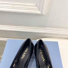 PRADA 普拉达 26𝐬𝐬 🌈2026春夏新品 专柜走秀款 三角标玛丽珍粗跟芭蕾鞋 系列〰鞋面:原版 PRADA 普拉达 26𝐬𝐬 🌈2026春夏新品 专柜走秀款 三角标玛丽珍粗跟芭蕾鞋 系列〰鞋面:原版