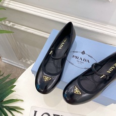 PRADA 普拉达 26𝐬𝐬 🌈2026春夏新品 专柜走秀款 三角标玛丽珍粗跟芭蕾鞋 系列〰鞋面:原版 PRADA 普拉达 26𝐬𝐬 🌈2026春夏新品 专柜走秀款 三角标玛丽珍粗跟芭蕾鞋 系列〰鞋面:原版
