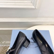 PRADA 普拉达 26𝐬𝐬 🌈2026春夏新品 专柜走秀款 三角标玛丽珍粗跟芭蕾鞋 系列〰鞋面:原版 PRADA 普拉达 26𝐬𝐬 🌈2026春夏新品 专柜走秀款 三角标玛丽珍粗跟芭蕾鞋 系列〰鞋面:原版