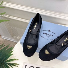 PRADA 普拉达 26𝐬𝐬 🌈2026春夏新品 专柜走秀款 三角标玛丽珍粗跟芭蕾鞋 系列〰鞋面:原版 PRADA 普拉达 26𝐬𝐬 🌈2026春夏新品 专柜走秀款 三角标玛丽珍粗跟芭蕾鞋 系列〰鞋面:原版