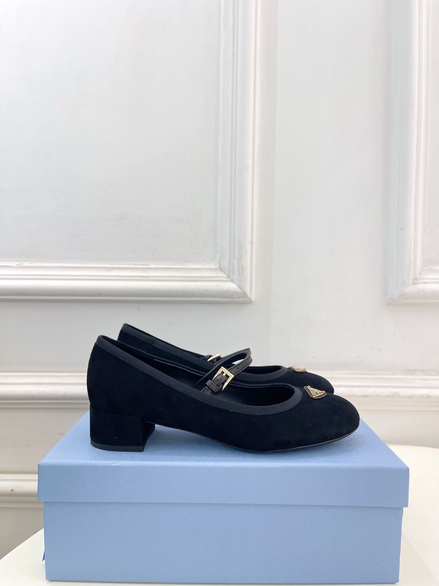 PRADA 普拉达 26𝐬𝐬 🌈2026春夏新品 专柜走秀款 三角标玛丽珍粗跟芭蕾鞋 系列〰鞋面:原版 PRADA 普拉达 26𝐬𝐬 🌈2026春夏新品 专柜走秀款 三角标玛丽珍粗跟芭蕾鞋 系列〰鞋面:原版