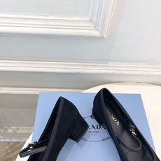 PRADA 普拉达 26𝐬𝐬 🌈2026春夏新品 专柜走秀款 三角标玛丽珍粗跟芭蕾鞋 系列〰鞋面:原版 PRADA 普拉达 26𝐬𝐬 🌈2026春夏新品 专柜走秀款 三角标玛丽珍粗跟芭蕾鞋 系列〰鞋面:原版