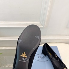 PRADA 普拉达 26𝐬𝐬 🌈2026春夏新品 专柜走秀款 三角标玛丽珍粗跟芭蕾鞋 系列〰鞋面:原版 PRADA 普拉达 26𝐬𝐬 🌈2026春夏新品 专柜走秀款 三角标玛丽珍粗跟芭蕾鞋 系列〰鞋面:原版