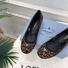PRADA 普拉达 26𝐬𝐬 🌈2026春夏新品 专柜走秀款 三角标玛丽珍粗跟芭蕾鞋 系列〰鞋面:原版 PRADA 普拉达 26𝐬𝐬 🌈2026春夏新品 专柜走秀款 三角标玛丽珍粗跟芭蕾鞋 系列〰鞋面:原版