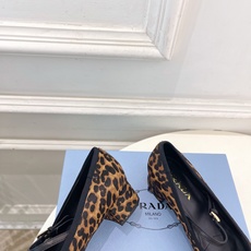 PRADA 普拉达 26𝐬𝐬 🌈2026春夏新品 专柜走秀款 三角标玛丽珍粗跟芭蕾鞋 系列〰鞋面:原版 PRADA 普拉达 26𝐬𝐬 🌈2026春夏新品 专柜走秀款 三角标玛丽珍粗跟芭蕾鞋 系列〰鞋面:原版