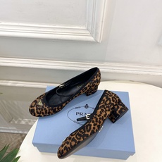 PRADA 普拉达 26𝐬𝐬 🌈2026春夏新品 专柜走秀款 三角标玛丽珍粗跟芭蕾鞋 系列〰鞋面:原版 PRADA 普拉达 26𝐬𝐬 🌈2026春夏新品 专柜走秀款 三角标玛丽珍粗跟芭蕾鞋 系列〰鞋面:原版