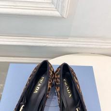 PRADA 普拉达 26𝐬𝐬 🌈2026春夏新品 专柜走秀款 三角标玛丽珍粗跟芭蕾鞋 系列〰鞋面:原版 PRADA 普拉达 26𝐬𝐬 🌈2026春夏新品 专柜走秀款 三角标玛丽珍粗跟芭蕾鞋 系列〰鞋面:原版