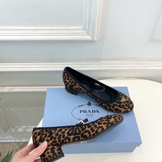 PRADA 普拉达 26𝐬𝐬 🌈2026春夏新品 专柜走秀款 三角标玛丽珍粗跟芭蕾鞋 系列〰鞋面:原版 PRADA 普拉达 26𝐬𝐬 🌈2026春夏新品 专柜走秀款 三角标玛丽珍粗跟芭蕾鞋 系列〰鞋面:原版
