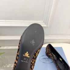 PRADA 普拉达 26𝐬𝐬 🌈2026春夏新品 专柜走秀款 三角标玛丽珍粗跟芭蕾鞋 系列〰鞋面:原版 PRADA 普拉达 26𝐬𝐬 🌈2026春夏新品 专柜走秀款 三角标玛丽珍粗跟芭蕾鞋 系列〰鞋面:原版