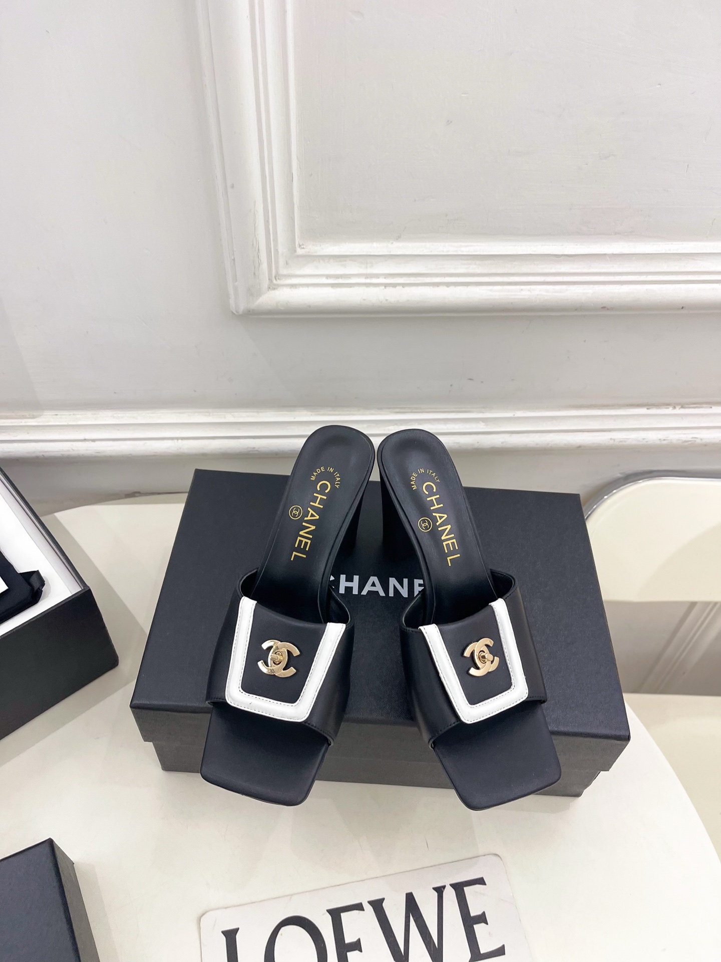 𝐂𝐇𝐀𝐍𝐄𝐋  | 小香  26𝐬𝐬 🦋2026 春夏新品  专柜经典走秀款 小香双C方头翻盖扣高跟拖鞋