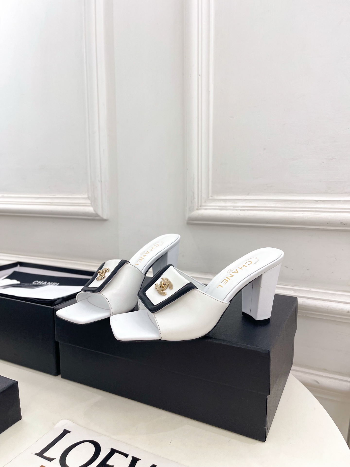 𝐂𝐇𝐀𝐍𝐄𝐋  | 小香  26𝐬𝐬 🦋2026 春夏新品  专柜经典走秀款 小香双C方头翻盖扣高跟拖鞋