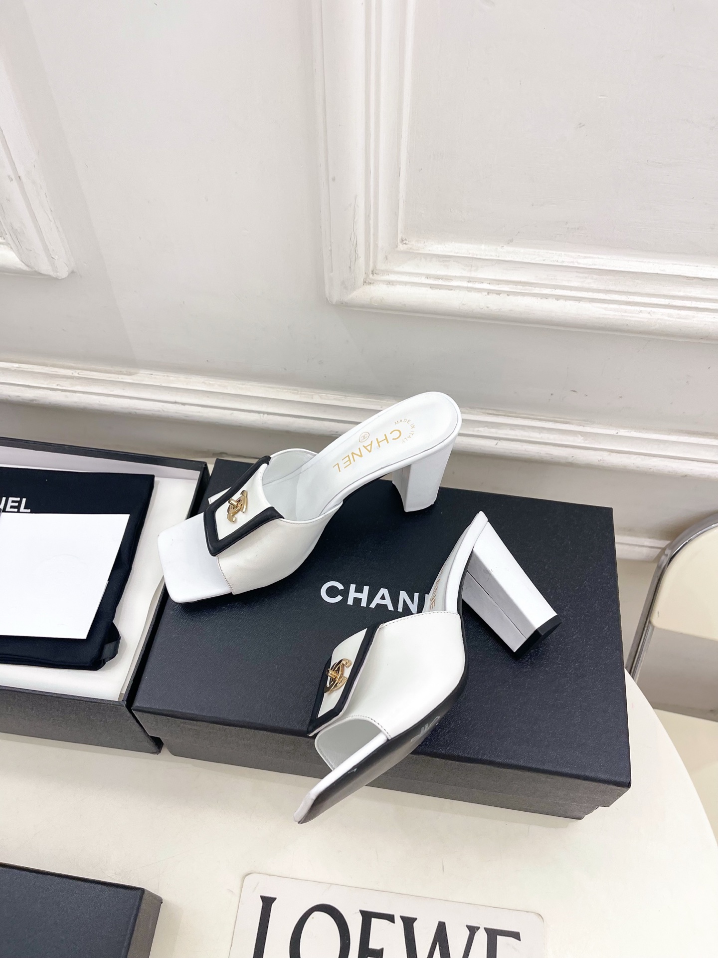 𝐂𝐇𝐀𝐍𝐄𝐋  | 小香  26𝐬𝐬 🦋2026 春夏新品  专柜经典走秀款 小香双C方头翻盖扣高跟拖鞋