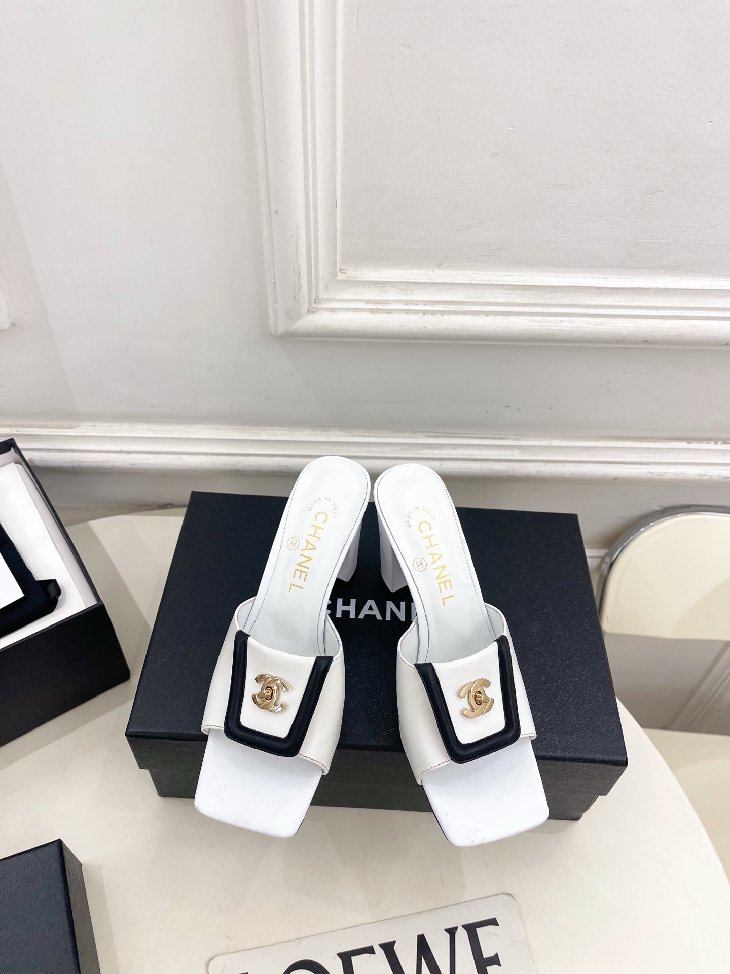 𝐂𝐇𝐀𝐍𝐄𝐋  | 小香  26𝐬𝐬 🦋2026 春夏新品  专柜经典走秀款 小香双C方头翻盖扣高跟拖鞋