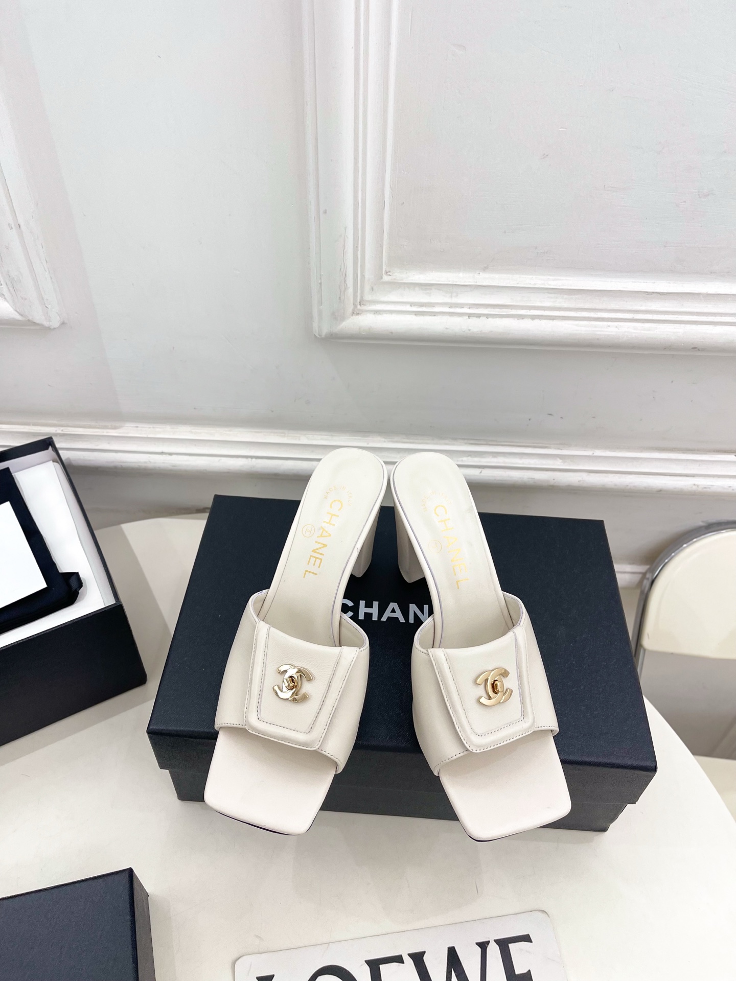 𝐂𝐇𝐀𝐍𝐄𝐋  | 小香  26𝐬𝐬 🦋2026 春夏新品  专柜经典走秀款 小香双C方头翻盖扣高跟拖鞋