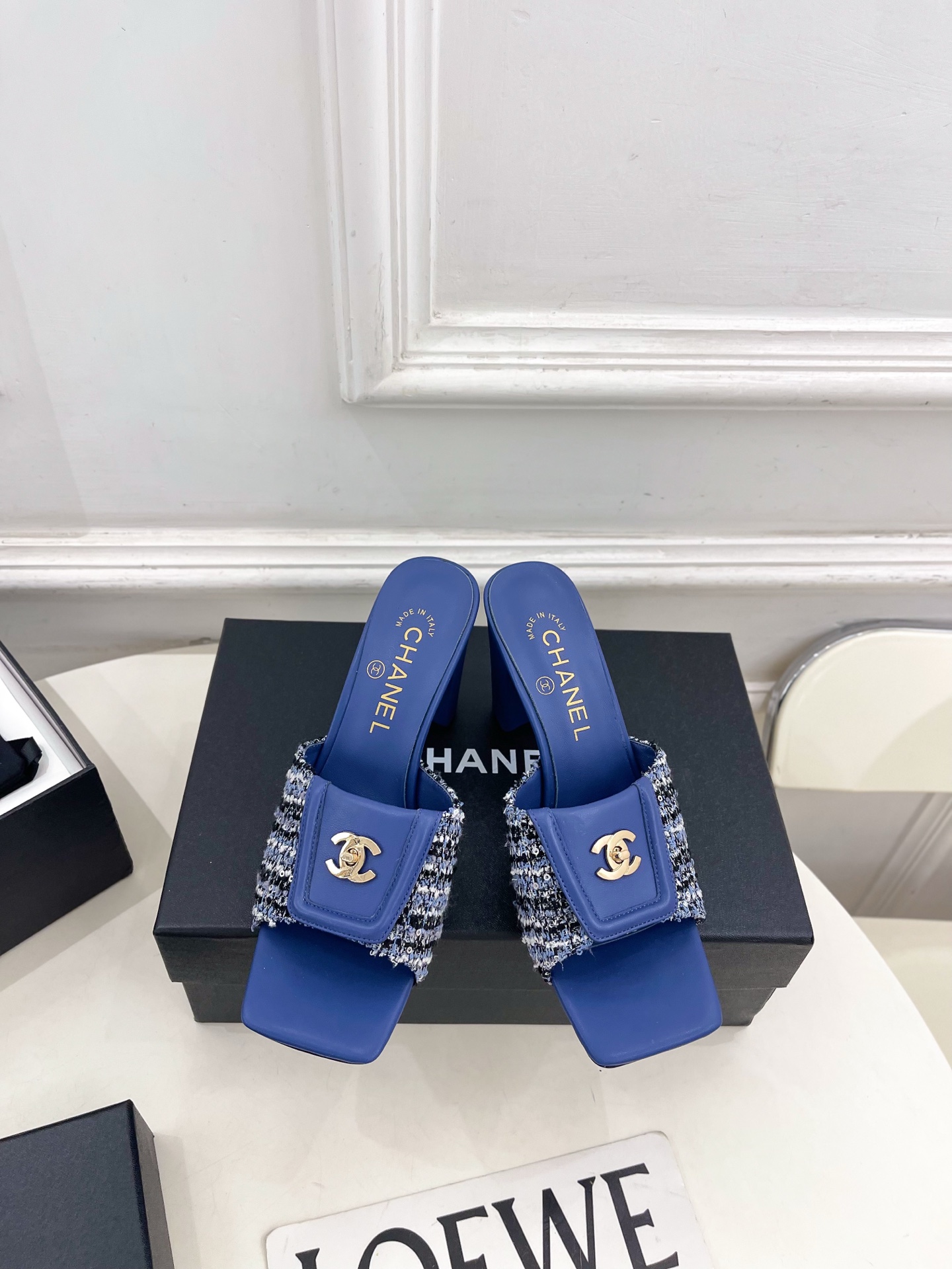 𝐂𝐇𝐀𝐍𝐄𝐋  | 小香  26𝐬𝐬 🦋2026 春夏新品  专柜经典走秀款 小香双C方头翻盖扣高跟拖鞋
