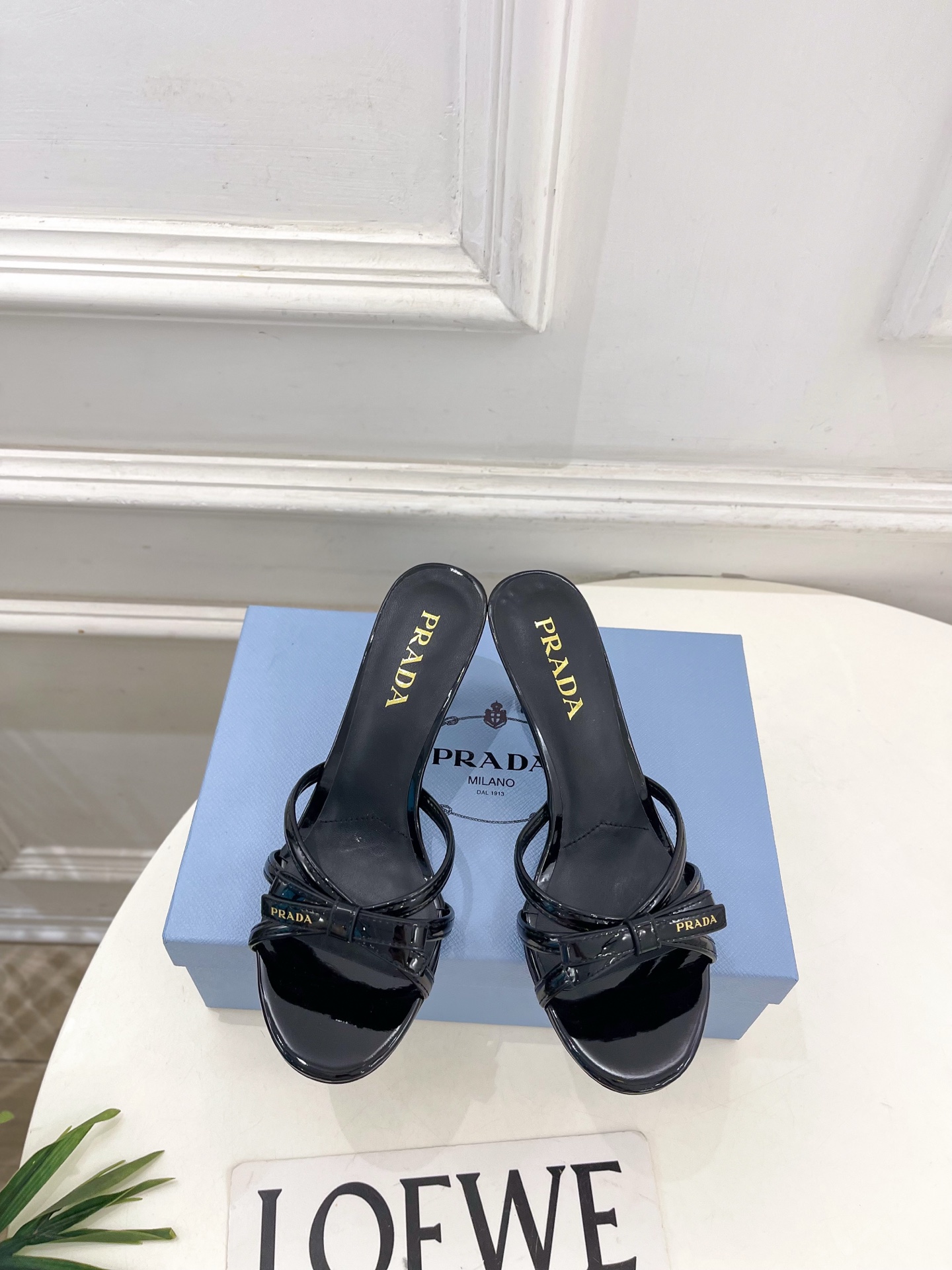 PRADA 普拉达  26𝐬𝐬 🌈2026春夏新品 专柜走秀款交叉带蝴蝶结高跟拖鞋 系列〰鞋面：原版高定