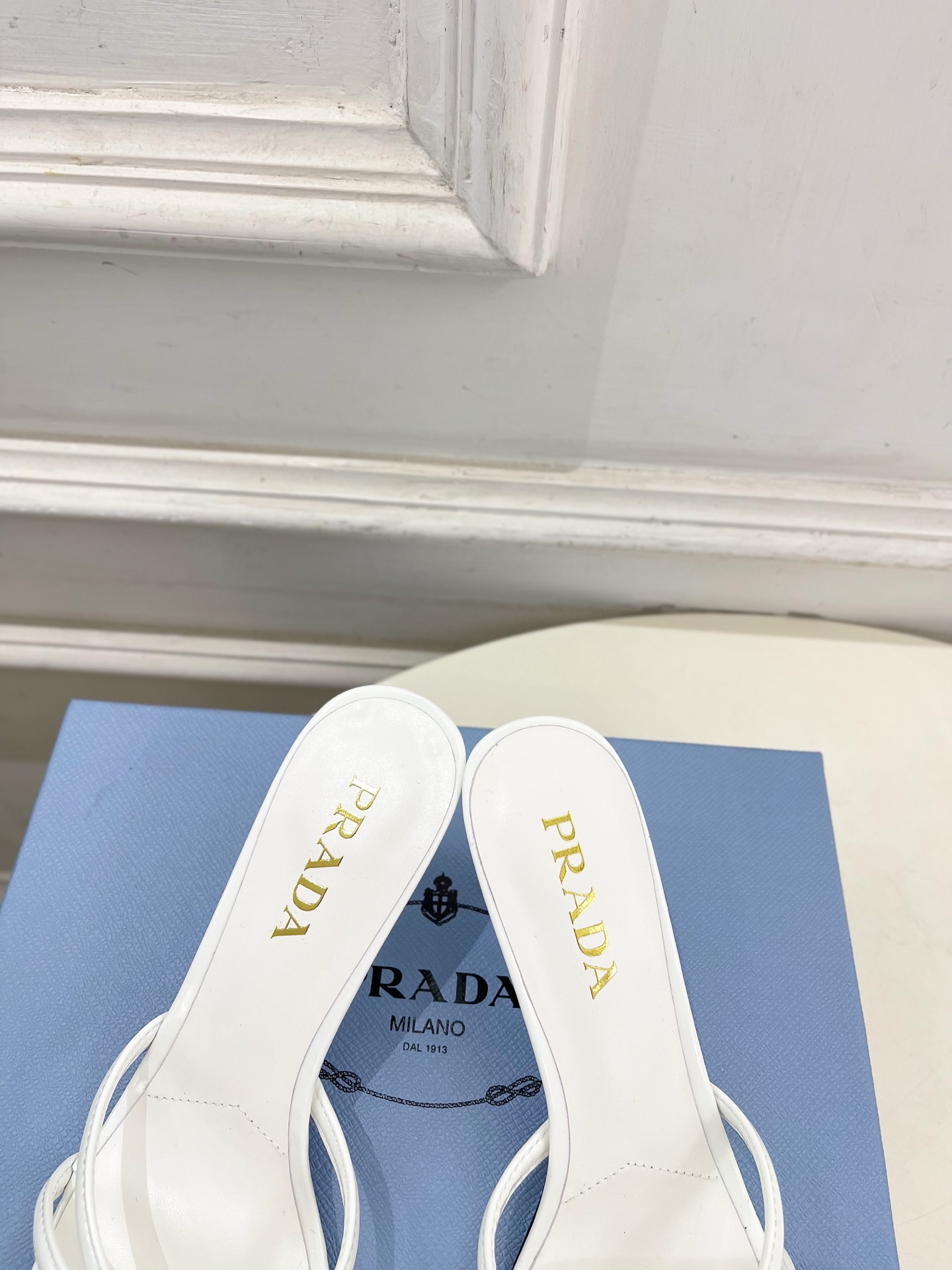 PRADA 普拉达  26𝐬𝐬 🌈2026春夏新品 专柜走秀款交叉带蝴蝶结高跟拖鞋 系列〰鞋面：原版高定